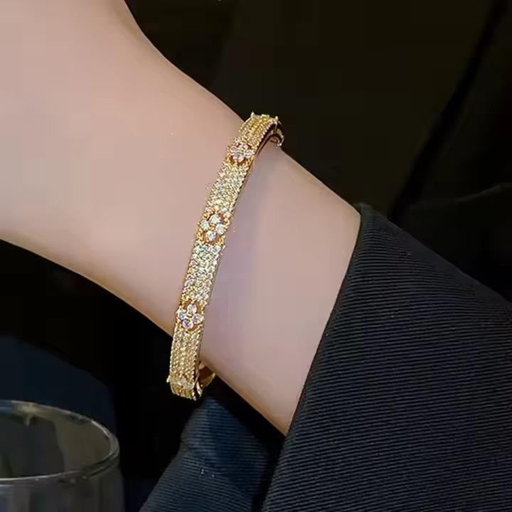 The Flower Zirconia Bangle | 18kt Gold Plated