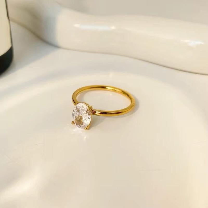Oval solitaire ring | 18kt gold plated
