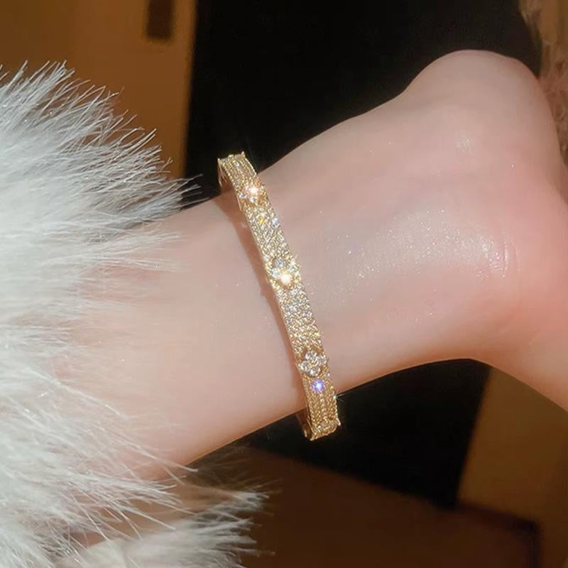 The Flower Zirconia Bangle | 18kt Gold Plated