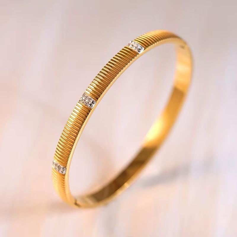 Shy Bangle | 18kt Gold Plated