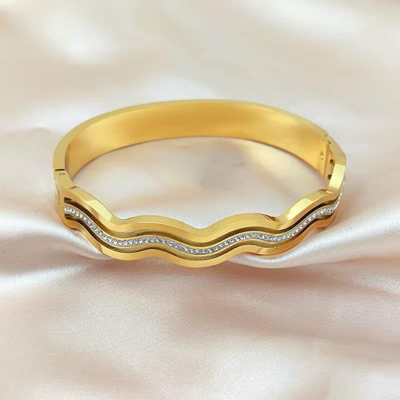 Wavy Bangle | 18kt Gold Plated