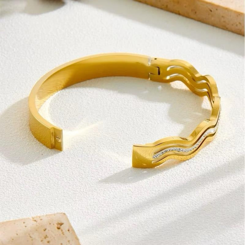 Wavy Bangle | 18kt Gold Plated